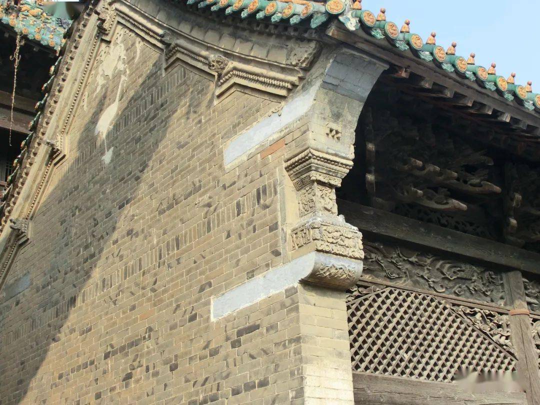 东南硬山建筑在檐墙上出盘头(砖挑檐)的构造做法梅县客家铜琶村爱春楼