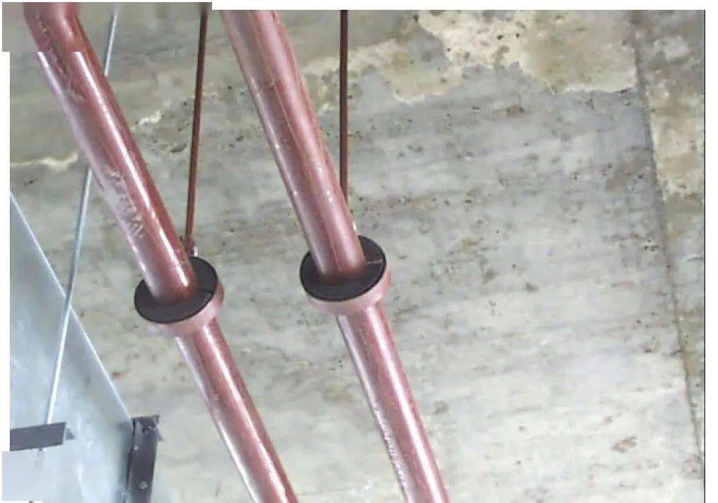 9,空调管吊架安装,木托与管道接触严密,木托外径与保温层相平齐;吊杆