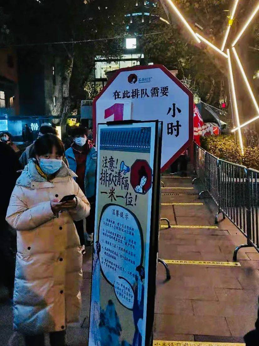 排队1小时买杯奶茶,到底值不值?