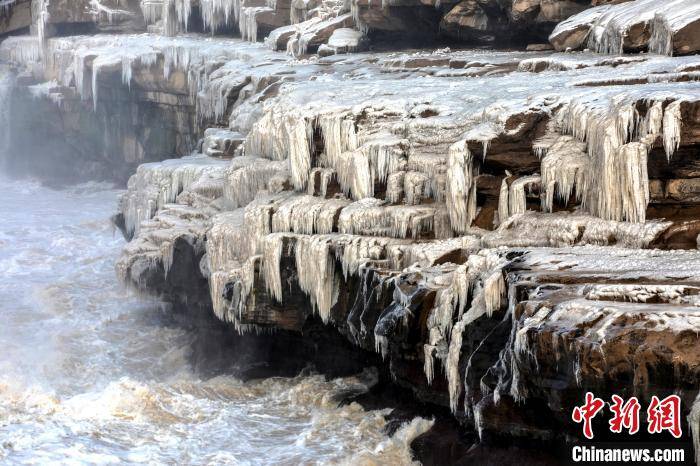 陕西黄河壶口瀑布现冰峰倒挂景观