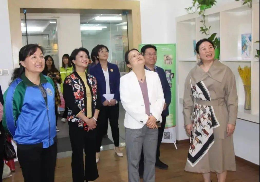 教育协会会长,妇联主席黄小琼向调研组一行详细汇报了协会的成立背景
