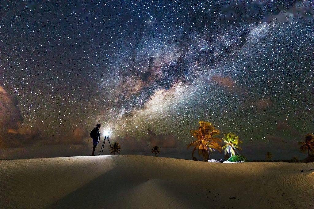 智利:摄影师捕捉绝美沙漠夜景 银河闪耀与地面景致交相辉映