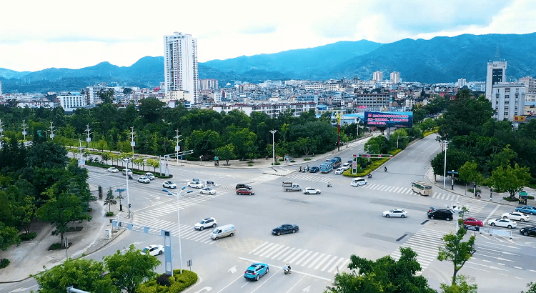 把临沧建成最美丽的地方丨临沧优化交通环境提升城市形象