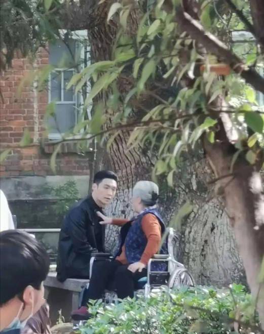 张艺兴扫黑风暴路透穿警服梳大背头正气满满