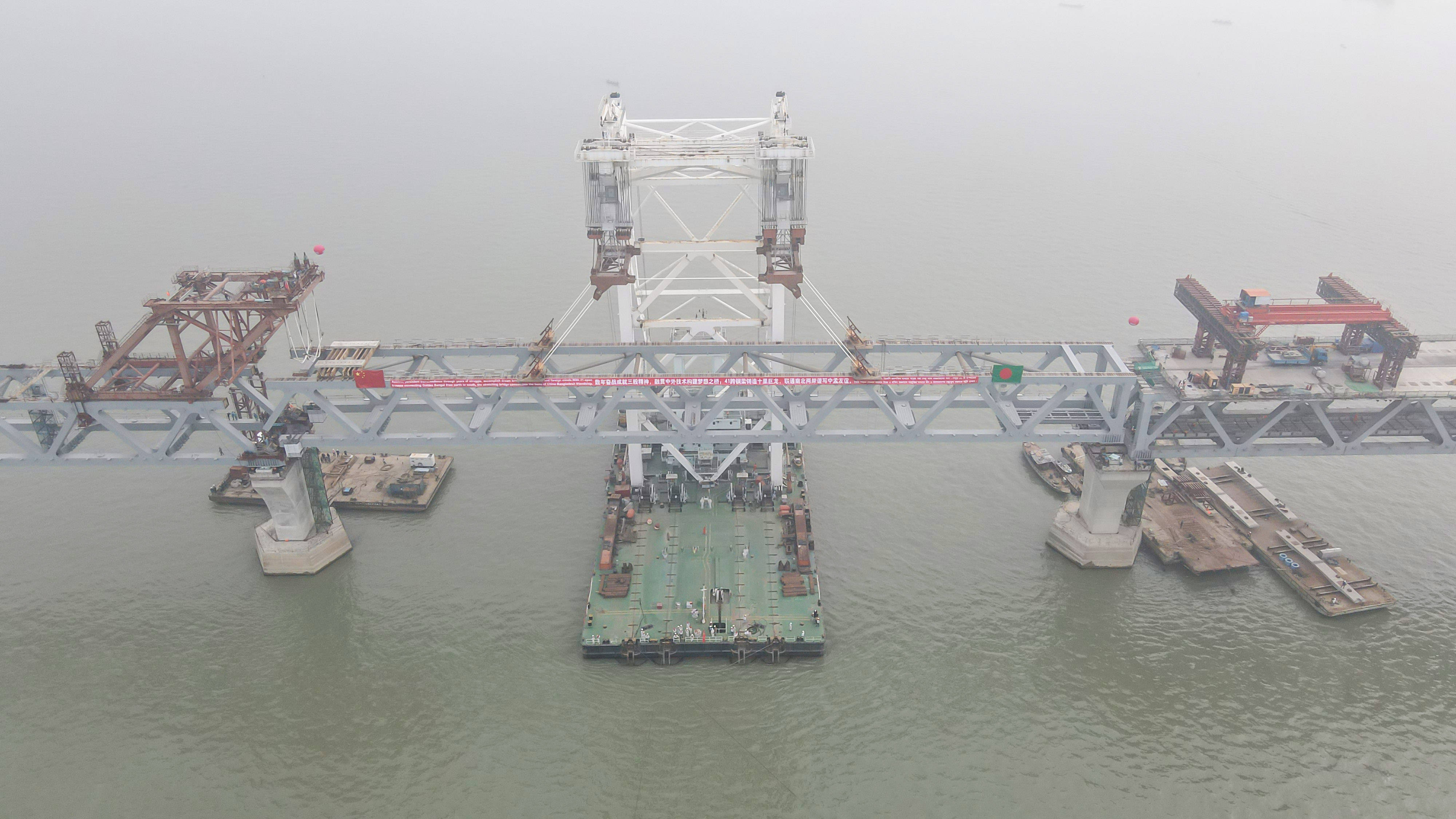 当地时间10日12时08分,随着中国建造的万吨级中心架梁起重船"天一号"