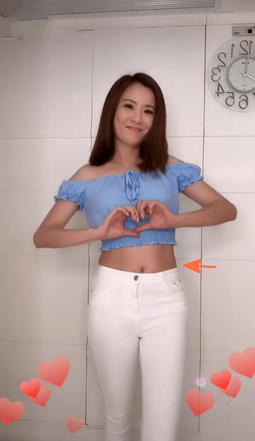 49岁tvb女星张文慈大跳热舞,胸口太紧勒出一圈肉,腋窝