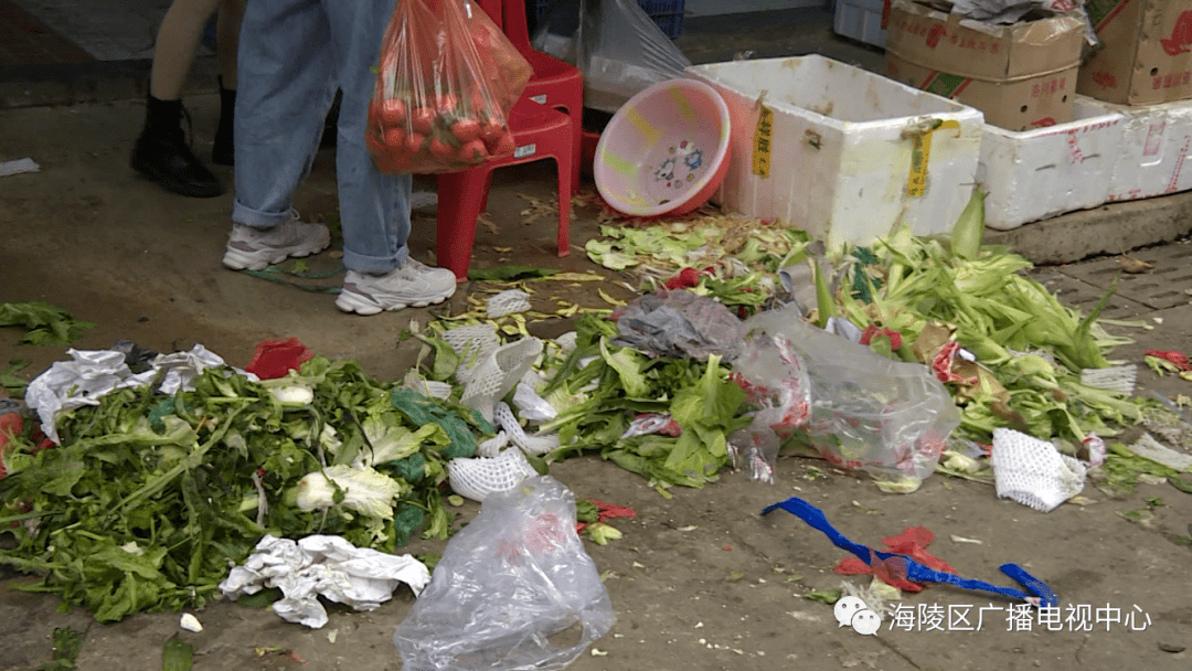 闸坡农贸市场菜叶垃圾杂物满地 环境卫生差