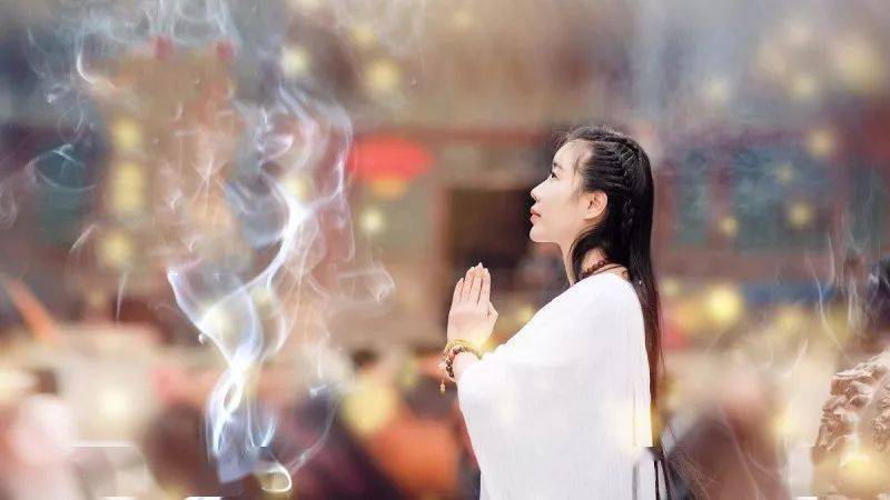 烧香拜佛,不一定能求得菩萨保佑;但深信因果,一定会有神明护佑.