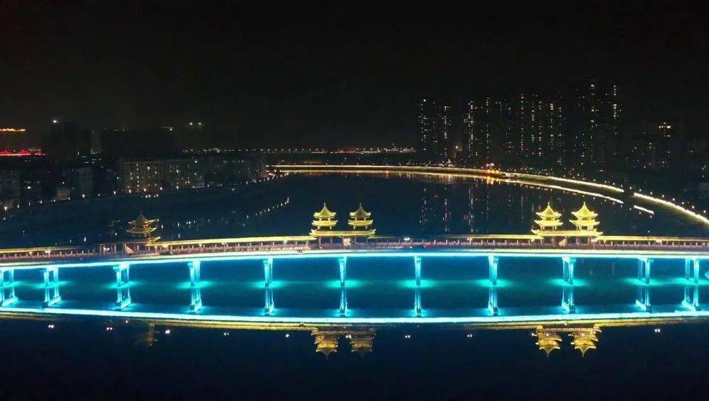 最近不经意地发现 横跨绥江的两座大桥"添光"了 大桥夜景美翻了 夜景