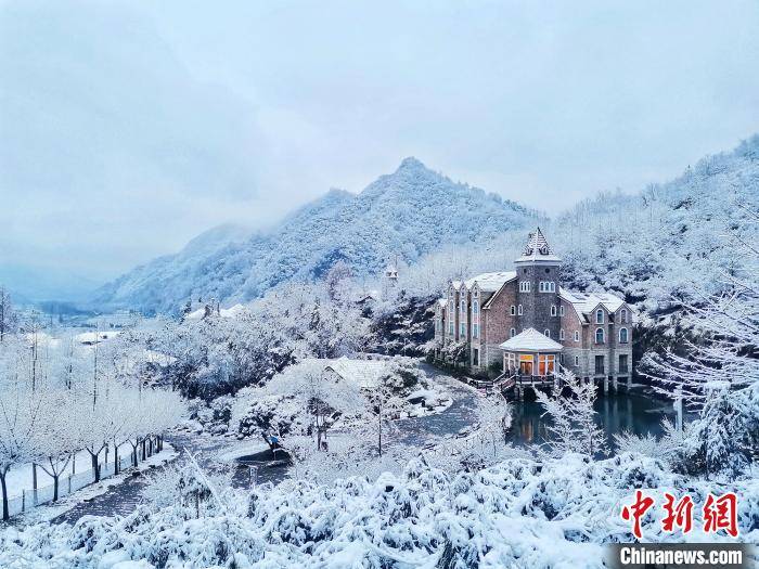 安徽东黄山旅游度假区迎降雪：银装素裹宛如“童话世界”