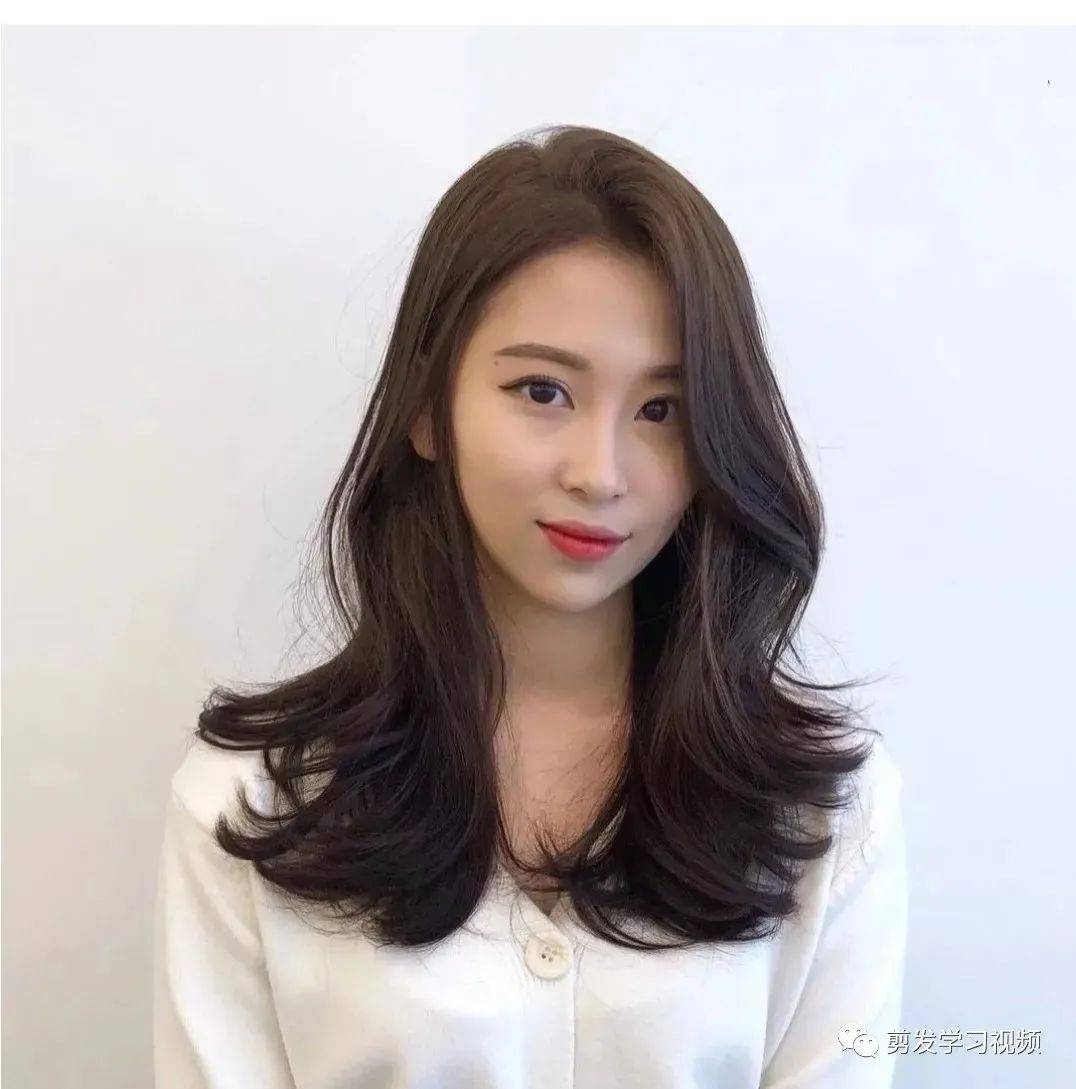 "网红气垫烫"发型,简单好看不显老