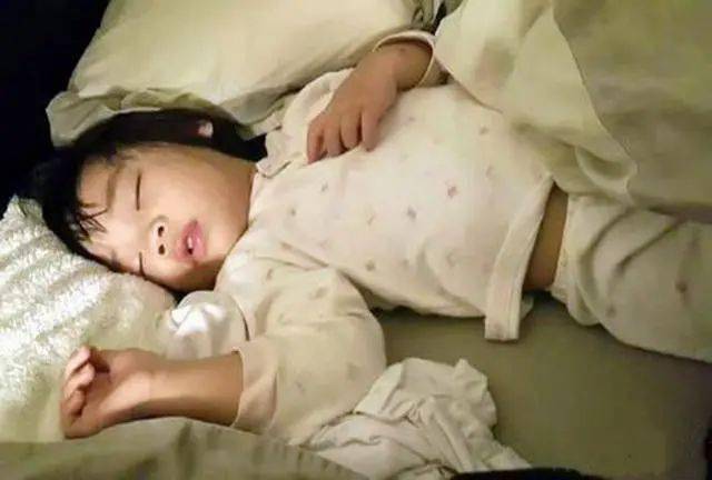 美国儿科学会:宝宝戒纸尿裤时间有讲究,过早过晚都不好