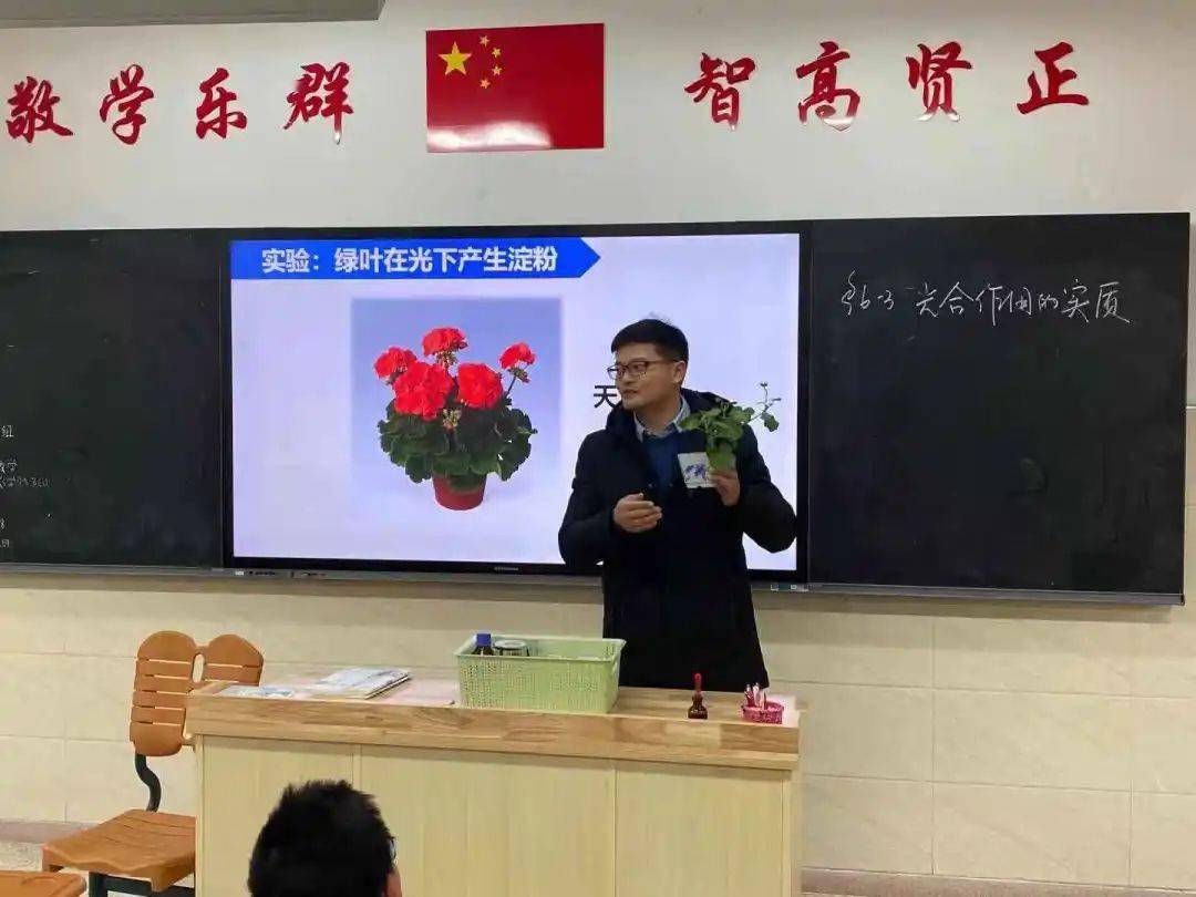 12月10日第二节课,张雪莲老师在九(5)班开设名优教师示范课,学科为