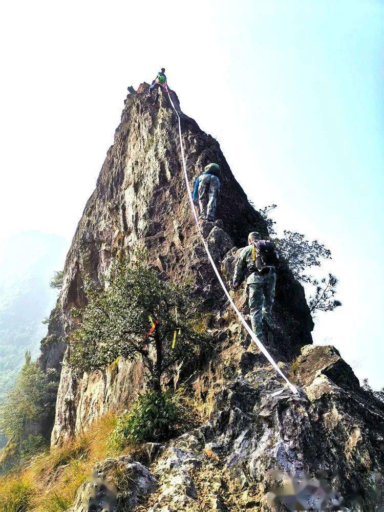 我来过…开饭开饭过了此处,山路稍平坦无险,过2个山峰后下山,不