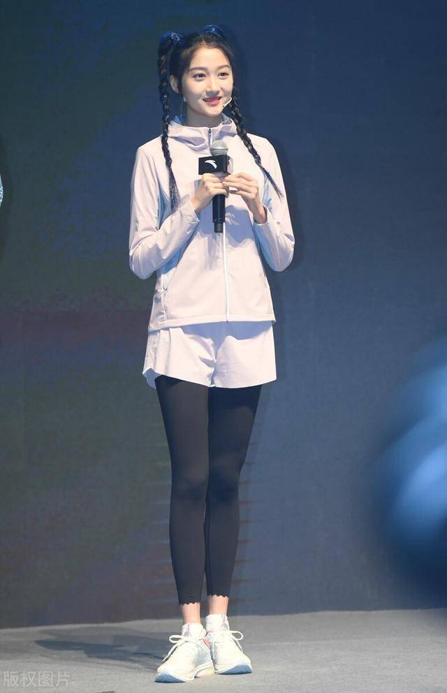 关晓彤一袭粉色运动装出席活动,扎起两个马尾辫呆萌可爱