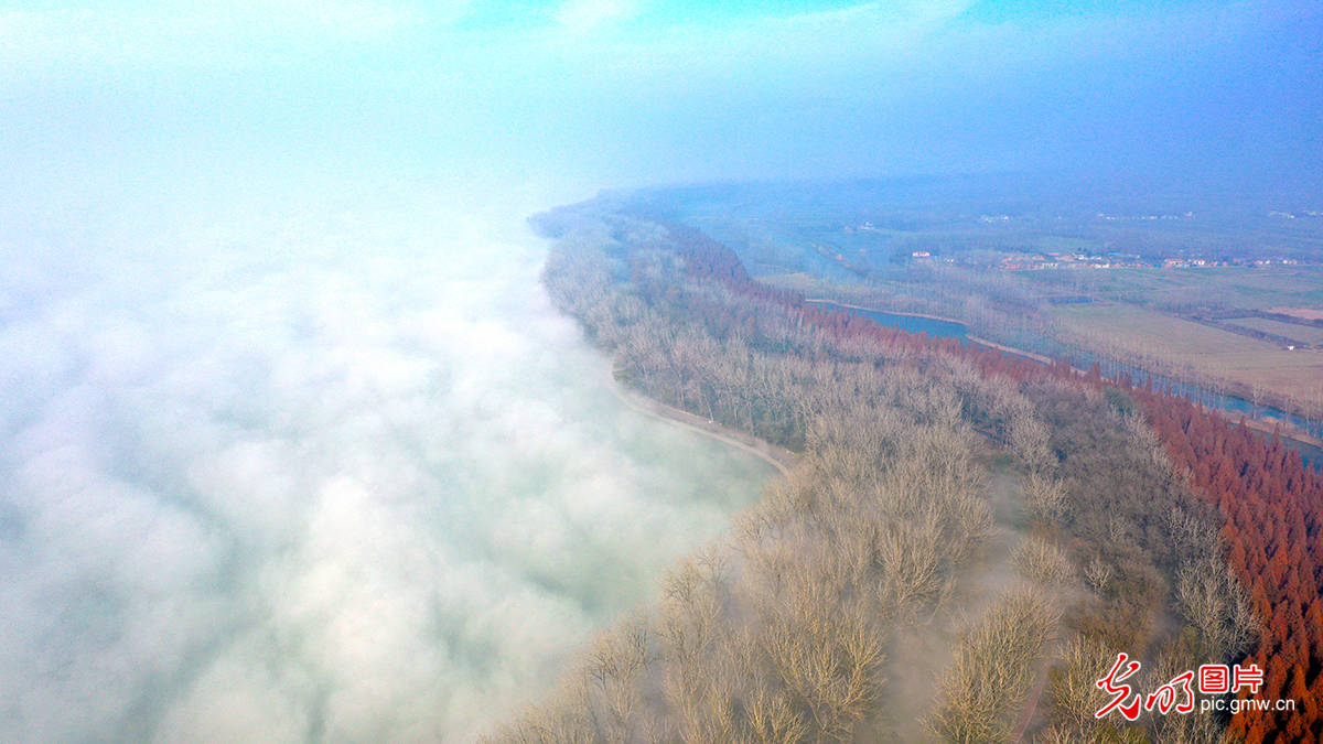 洪泽湖迎来平流雾美景