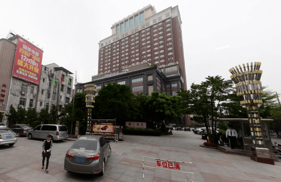 为罗氏饮食公司名下位于湛江廉江市新兴路15号的房地产,罗二酒店主楼