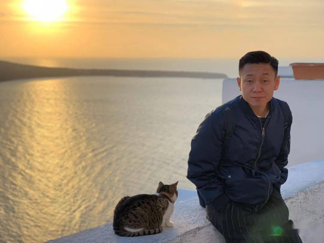 第二天在宿舍醒来,发现隐形眼镜夜里都被哭掉了,浑身泥,我下铺的兄弟