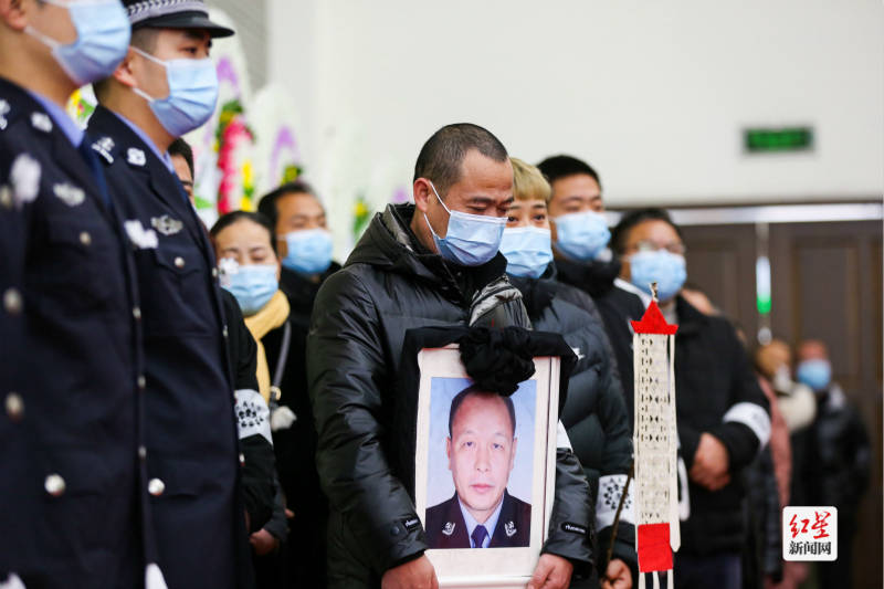 突发疾病在工作中牺牲 民警老彭曾说想把警服穿