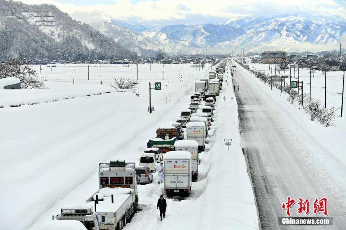 日本新潟县大雪受困车辆全数救出 高速公路仍无