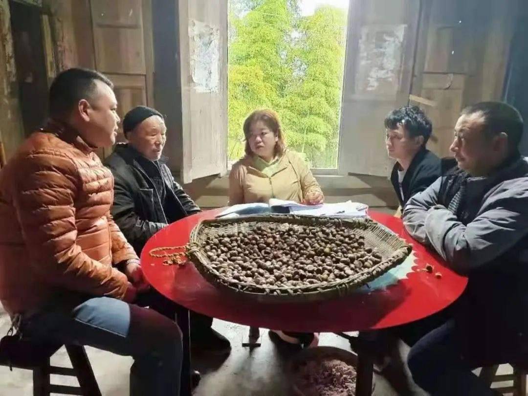 李明旺心系困难群众做塘房岭的当家人