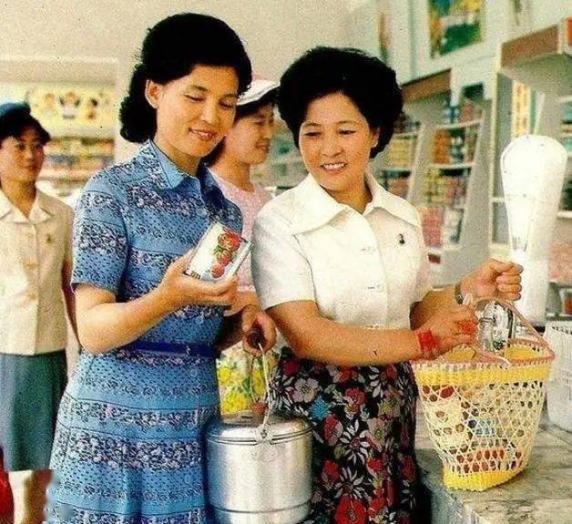 70年代中国老照片:中年妇女在购物,真的很有现在朝鲜的感觉