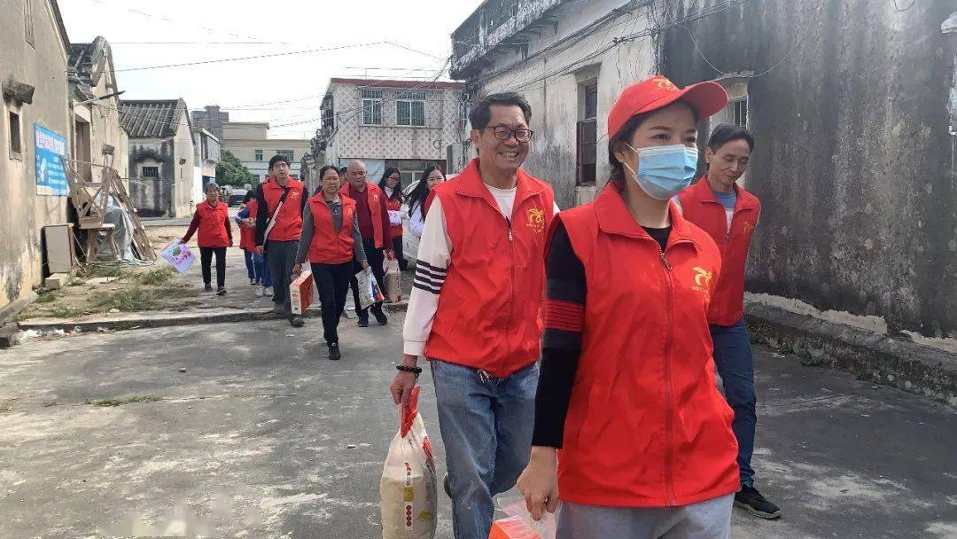 普宁市微露义工协会联合池尾高埕村乡贤开展对贫困户慰问活动