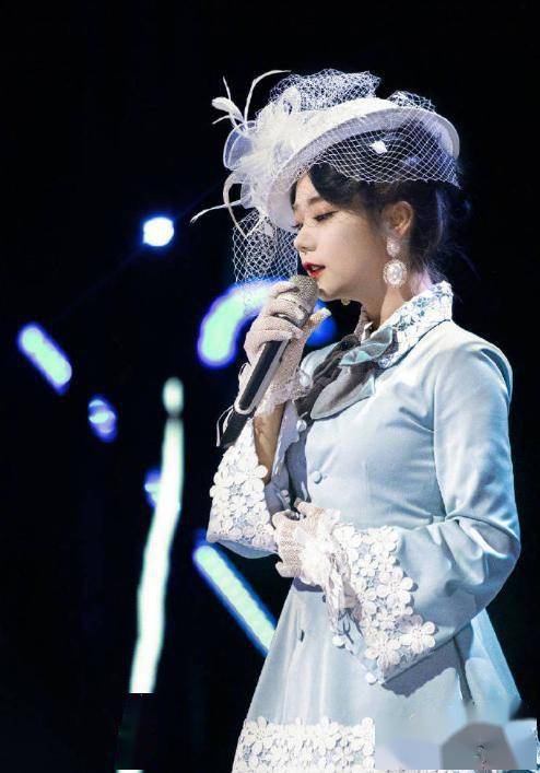 前火箭少女张紫宁不惧被质疑假唱穿公主裙惊艳出场优雅又贵气