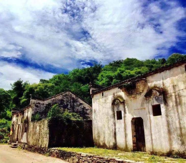 景区介绍:郊区铜山镇南泉村,相传始建于宋末,距今已有800余年.