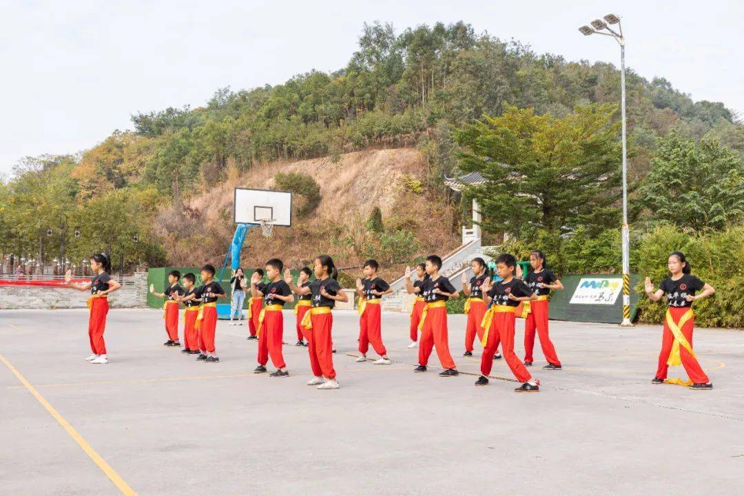 据了解东马宁小学更有崇文尚武的校训,学生们每天都会练永春拳,个个都