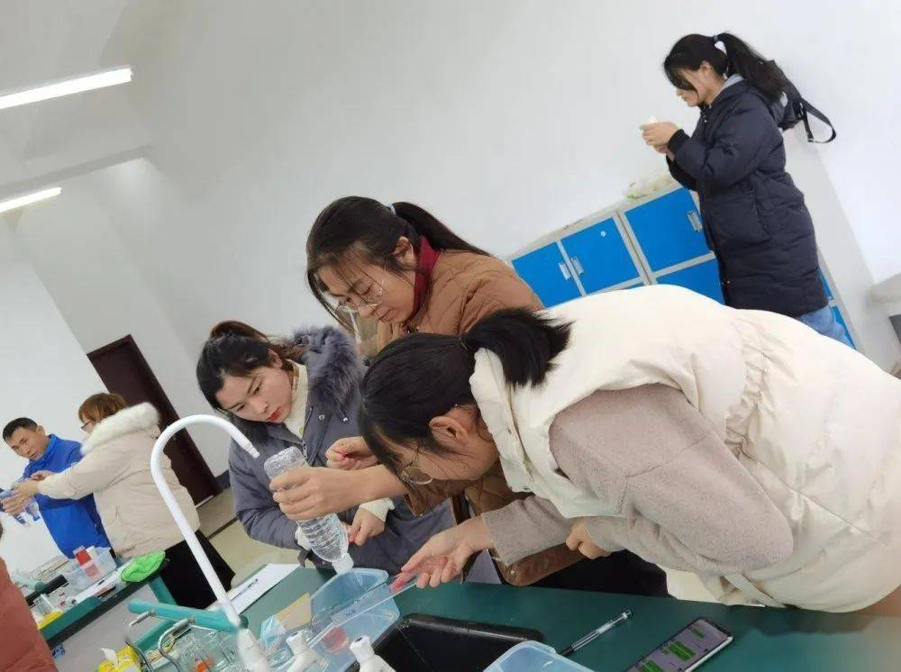 科学老师实验 31e3835801d64dc4bef7ea43608cdda0.jpeg