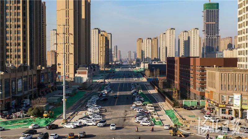 仓丰路道路打通工程西起体育大街,东至裕宁街,全长约1570米,规划红线