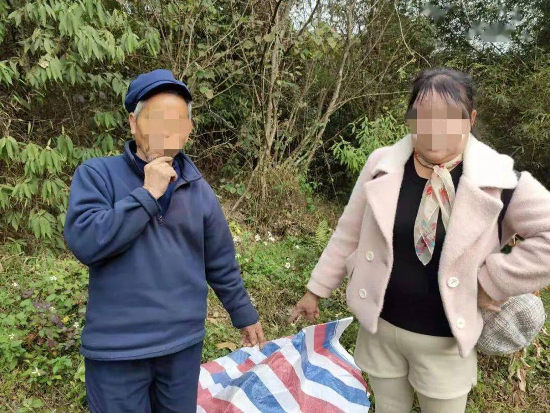 广西这个老鬼真厉害78岁还跑到山上嫖当场被抓