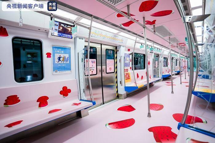 北京地铁7号线列车变身艺术空间 为