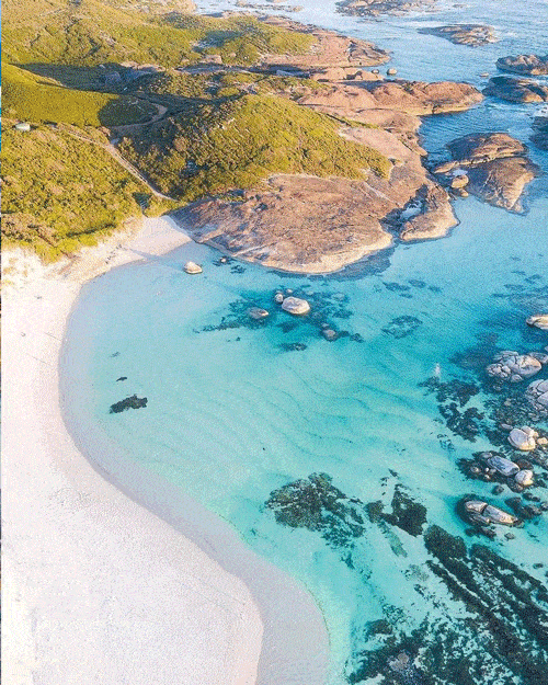 西南部拥有1000多公里长的海岸线 由自然之手精雕细琢 巨大而圆润的