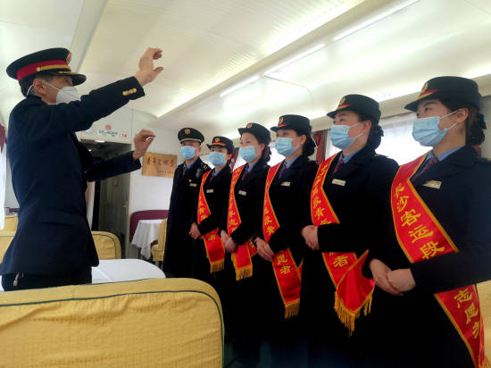 怎么当上火车乘务员 600d97eb4a6f4a83aeddde0f32f43ab6.jpeg