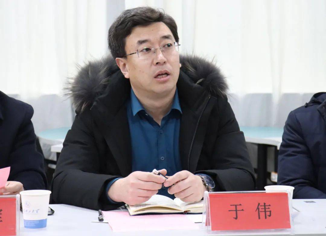 李涛对于伟,魏勇一行的到来表示欢迎,他在致辞中介绍了学校近年来推进