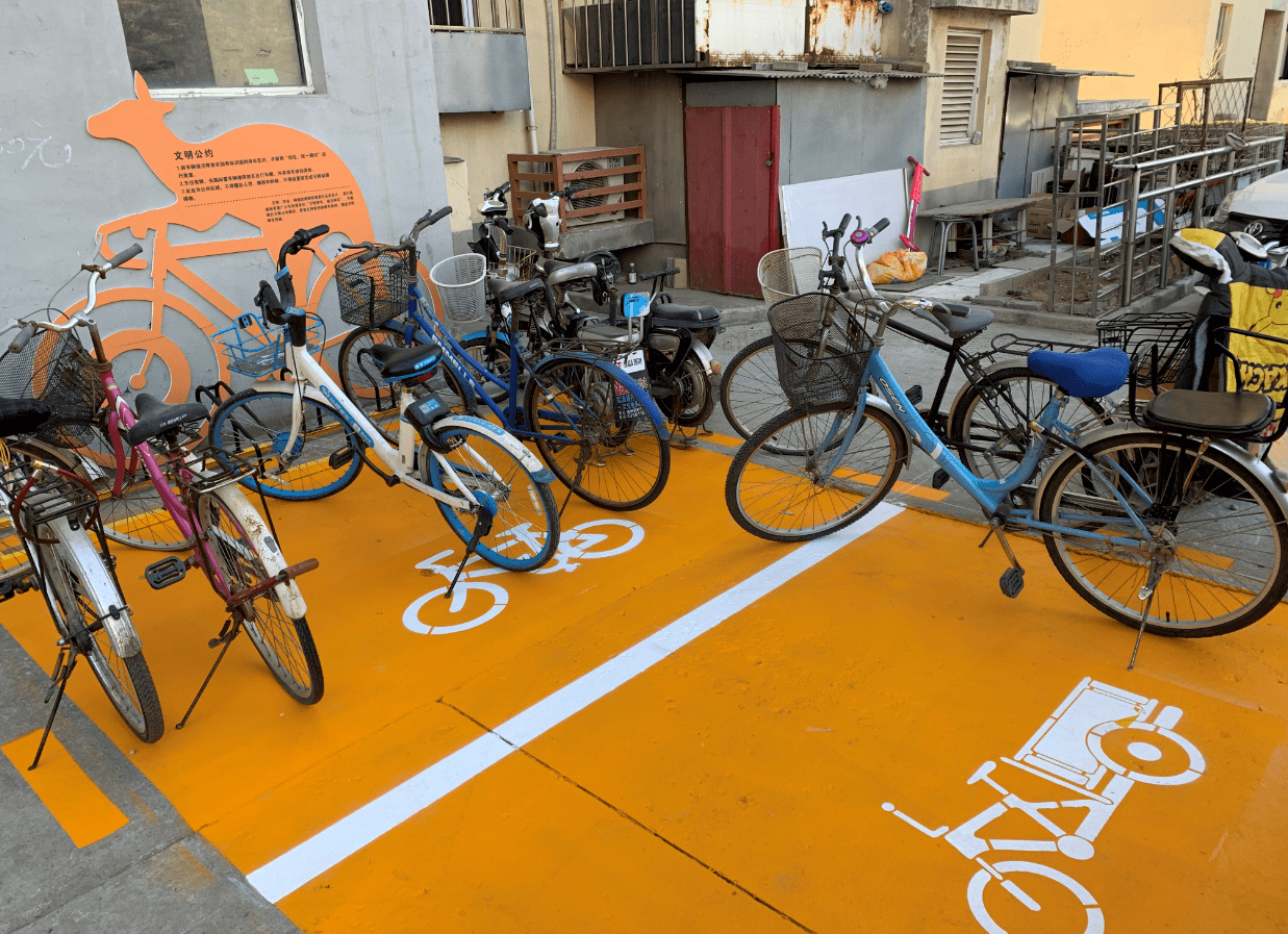 小区里废旧自行车怎么清理？这里的居民能用它换生活用品纳米体育(图1)