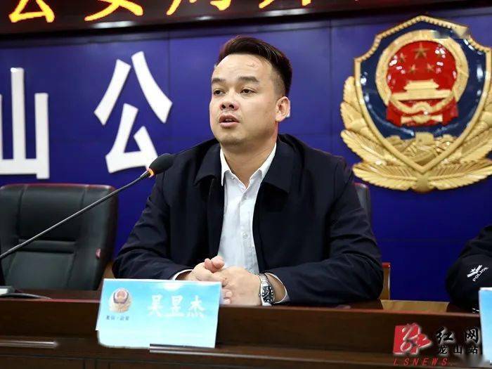 12月23日晚,龙山县公安局开展大清查集中行动.