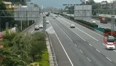 就在高速公路上大胆逆行 还想通过车辆过户