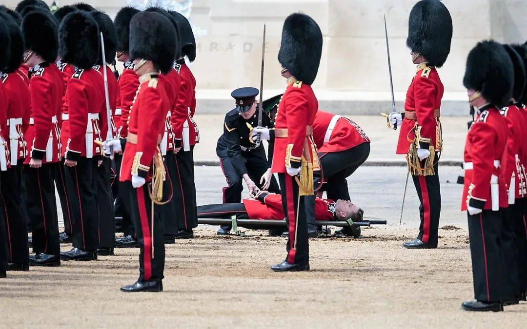 英国女王卫队晕倒时,怎么都是脸着地?