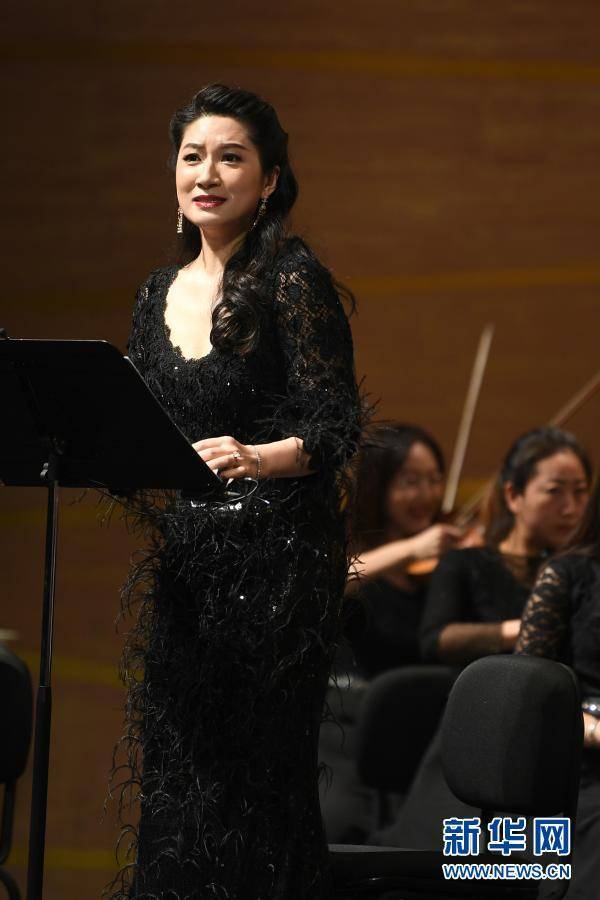 12月26日,女中音董芳在交响音乐会《敦煌·慈悲颂》上演唱.