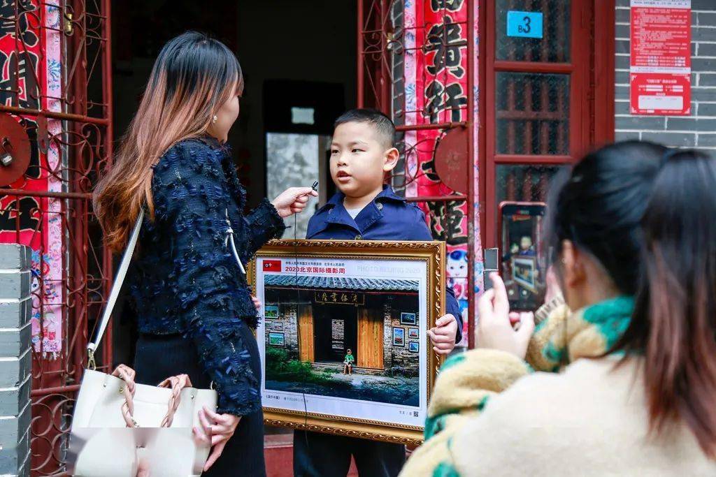 百年老街古风遗,旧景新画返朴真