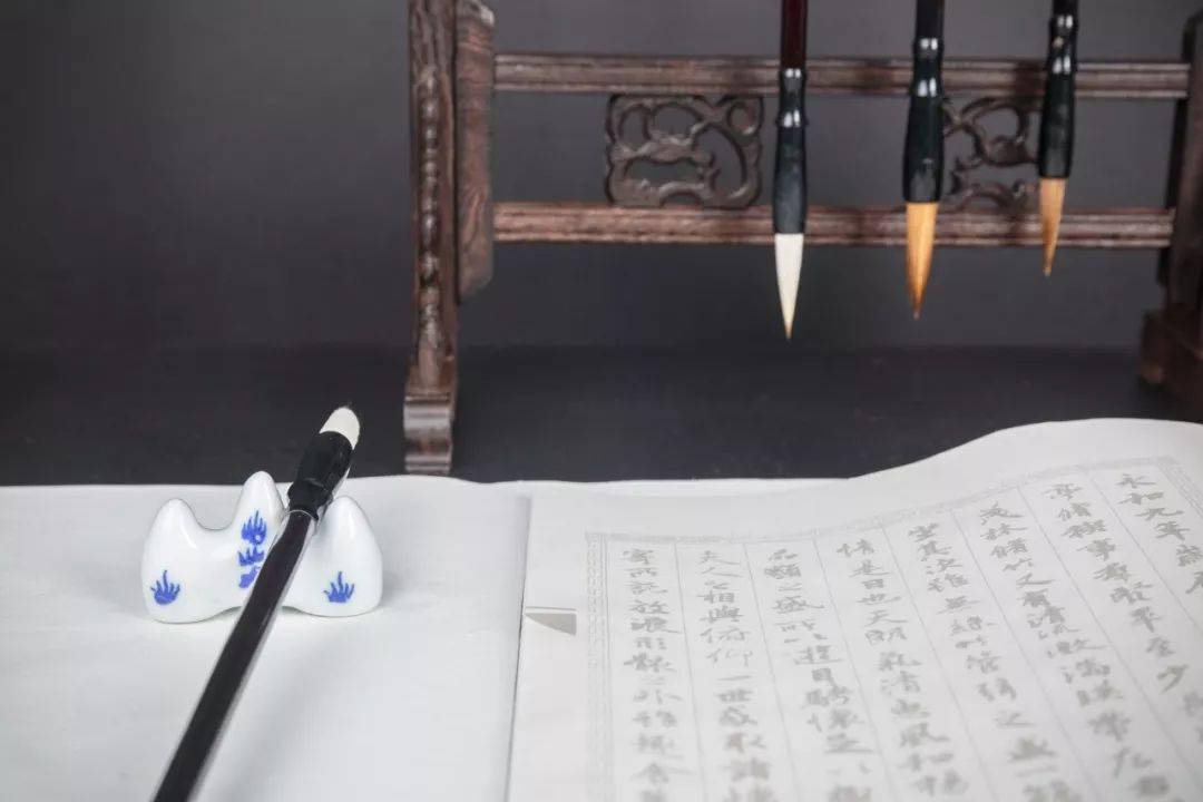 【释义】zhǎn,古文展字.zhàn,极巧视之也.从四工.凡之属皆从.
