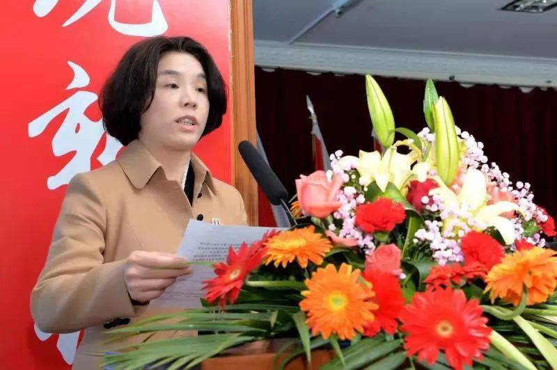 晋江市民政局局长吴丽婷女士宣读晋江市东石镇妇女发展促进会成立