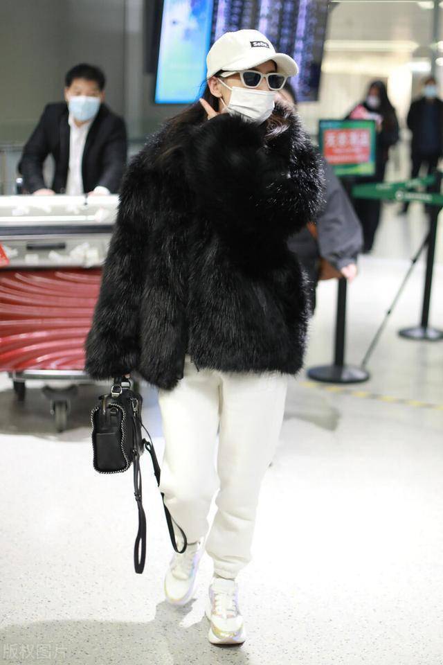 皮草搭的白裤子 c46c04917a4c457383df46882f4026e8.jpeg