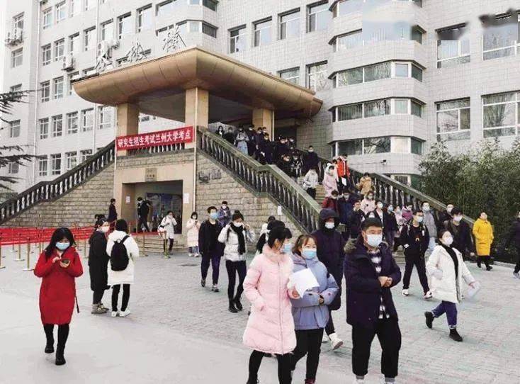 "面对记者的镜头,笑眯眯地走出考场的兰州大学护理学院大四学生李怡毫