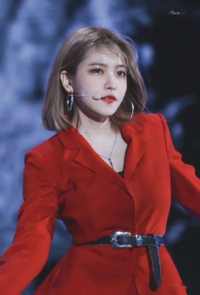 粉丝们也很喜欢这位女团爱豆本人也很喜欢的短发造型