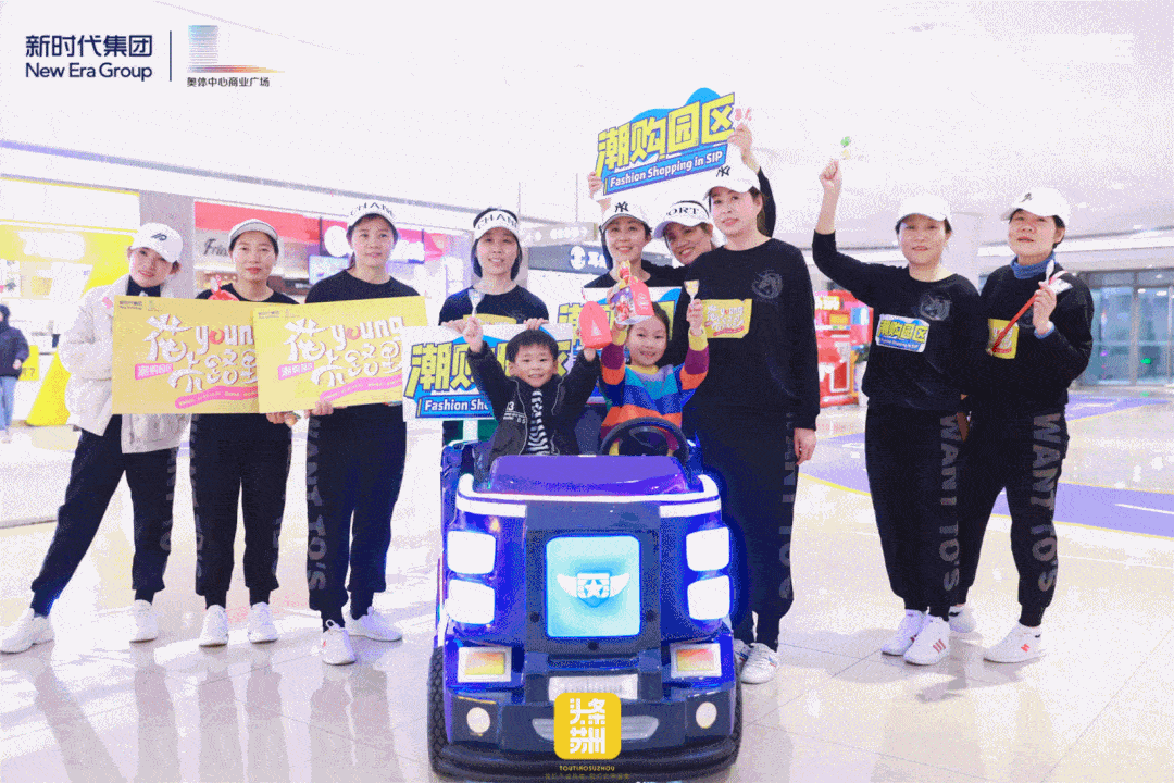 也让围观的  群众兴奋不已,  一同享受舞蹈带来的欢乐愉悦!