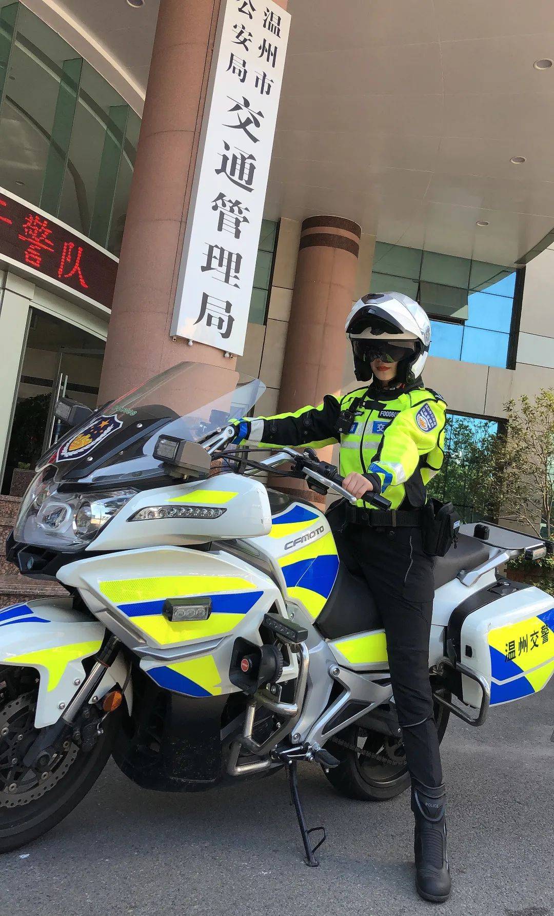 子颜都坚持穿着标志交警身份的铁骑服,风里来雨里去,穿梭在温州的大街